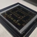 Prototipe photonic motherboard Volantis yang menggunakan interkoneksi optik untuk menghubungkan chip AI dengan memori berkecepatan tinggi.
