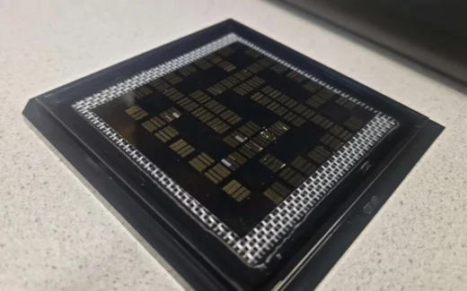 Prototipe photonic motherboard Volantis yang menggunakan interkoneksi optik untuk menghubungkan chip AI dengan memori berkecepatan tinggi.
